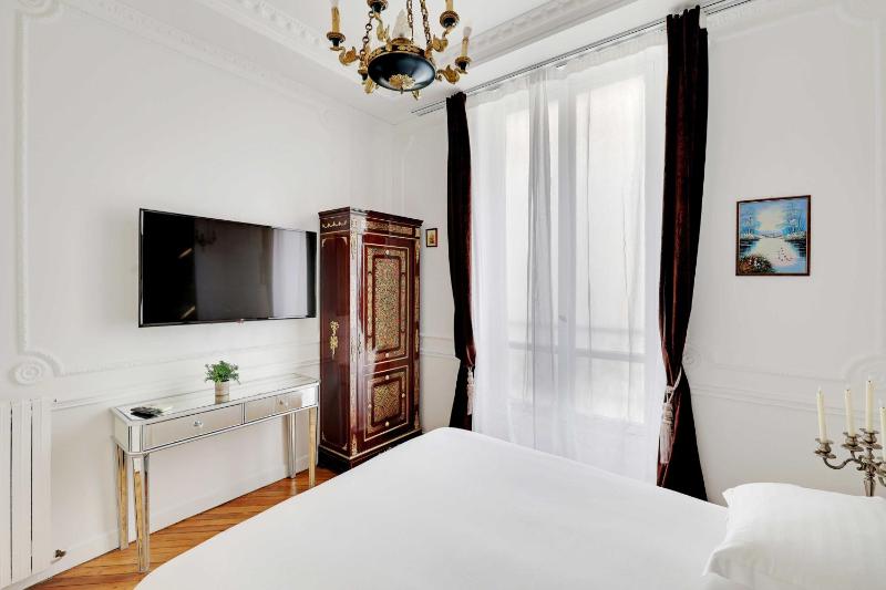 Luxury 2BDR 6P apartment - Arc de Triomphe - image 12