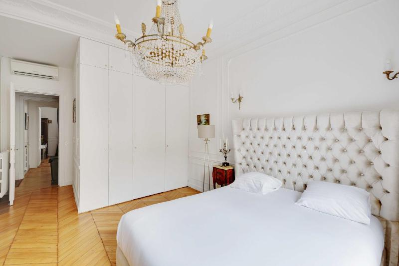 Luxury 2BDR 6P apartment - Arc de Triomphe - image 4