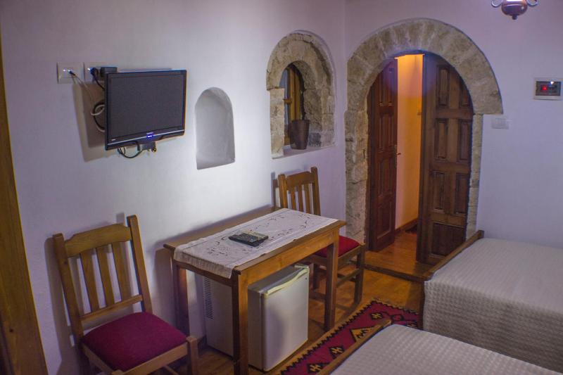 Twin Room image 4