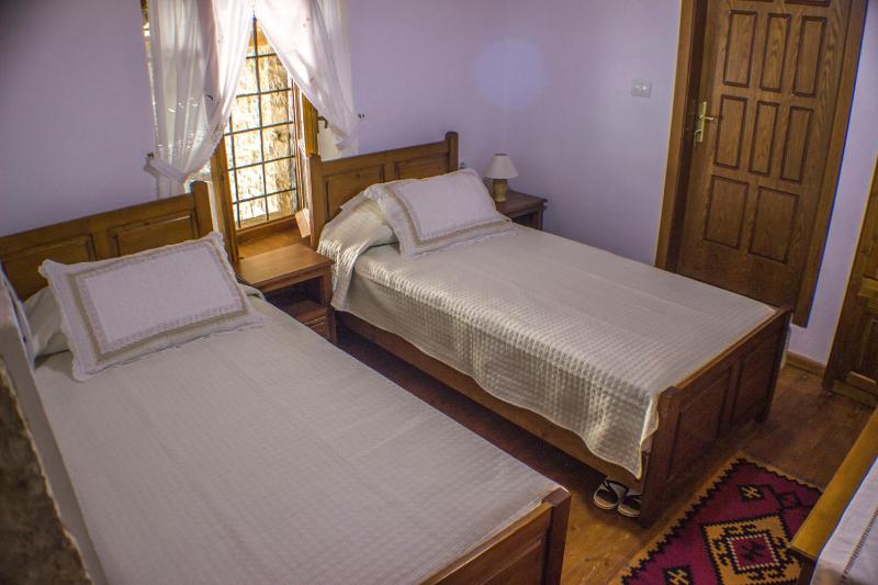 Twin Room image 3