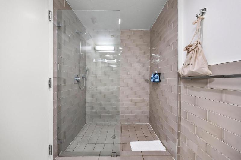 Luxuri Suites - image 17