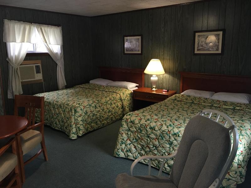 Queen Room with Two Queen Beds image 3