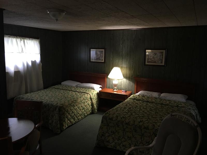 Queen Room with Two Queen Beds image 2