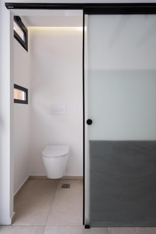 1BR Backyard Jacuzzi Retreat Near Acropolis - image 7