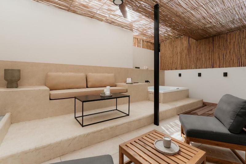 1BR Backyard Jacuzzi Retreat Near Acropolis - image 13