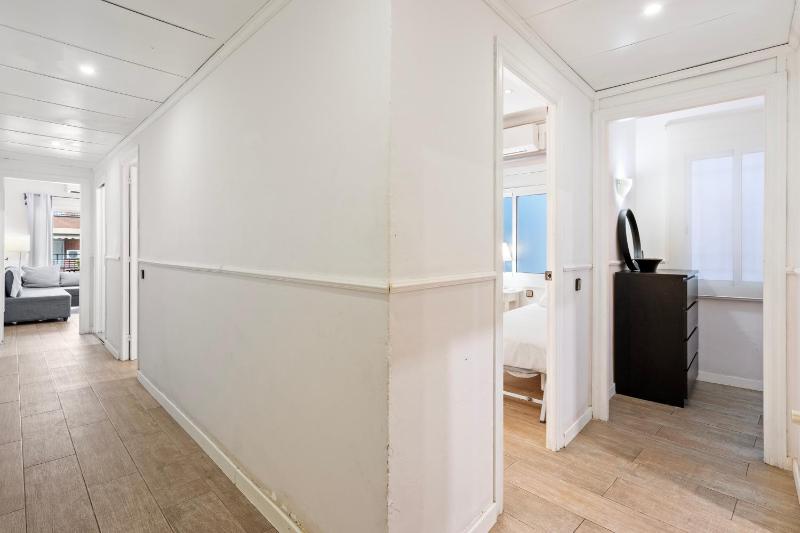 Bright 3BR2BA w Balcony in Eixample - image 8