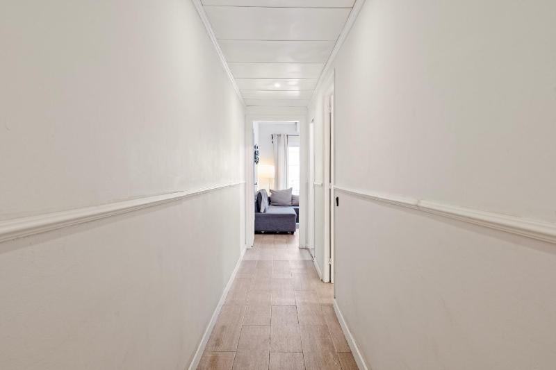 Bright 3BR2BA w Balcony in Eixample - image 3