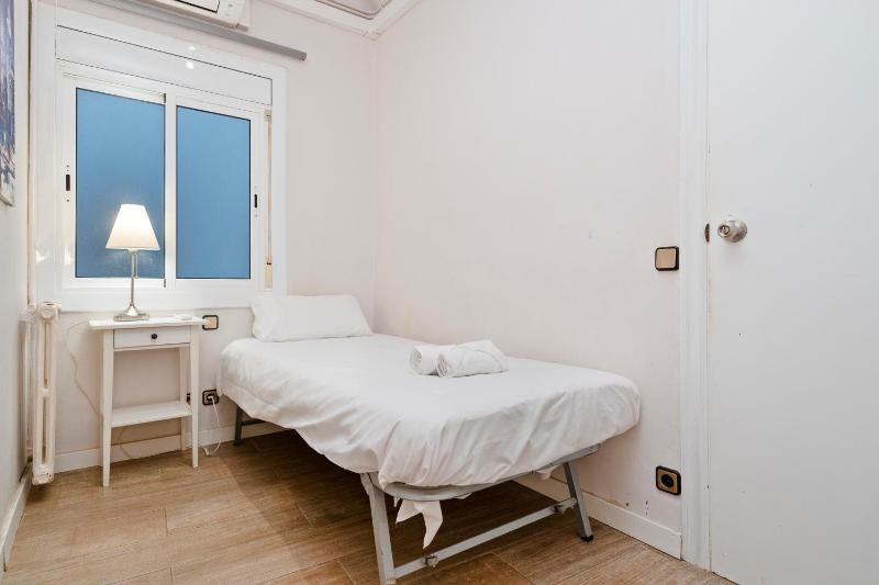 Bright 3BR2BA w Balcony in Eixample - image 9