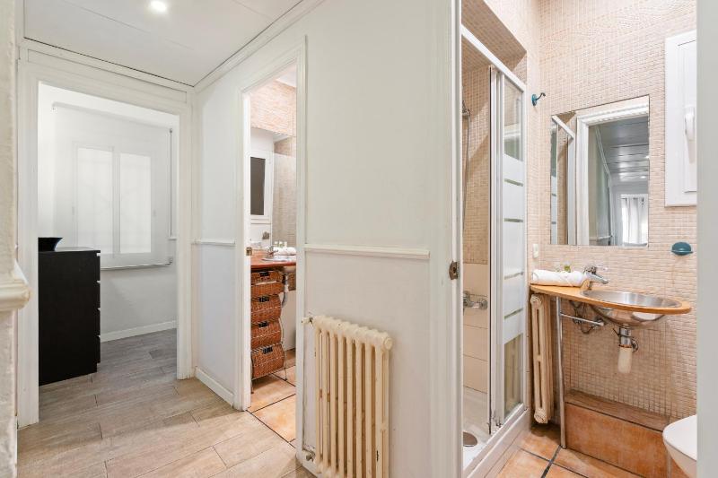 Bright 3BR2BA w Balcony in Eixample - image 15