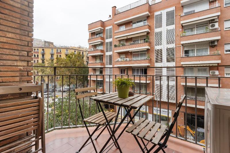 Bright 3BR2BA w Balcony in Eixample - image 7