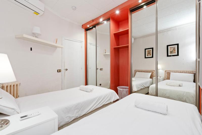 Bright 3BR2BA w Balcony in Eixample - image 12