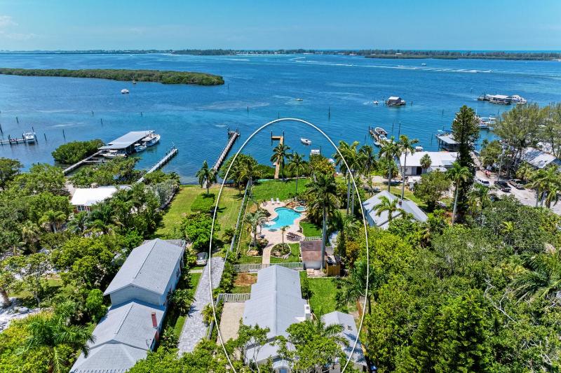 Crooked Coconut: Resort Pool & Spa Dock - image 16