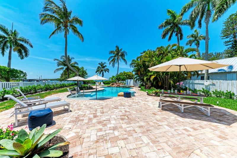 Crooked Coconut: Resort Pool & Spa Dock - image 6