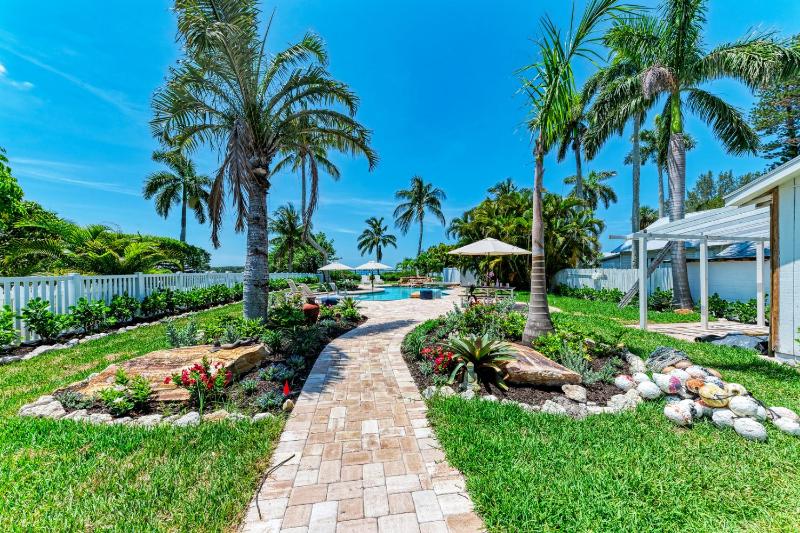Crooked Coconut: Resort Pool & Spa Dock - image 39