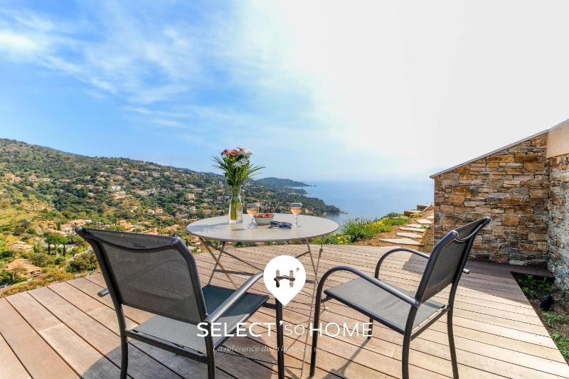 SELECT'soHOME - T2 sur les hauteurs d'Aiguebelle avec piscine privée parking et vue mer !- ROCCA BELLA - image 9