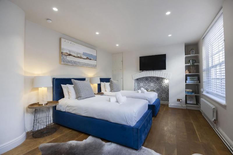 Beautiful 5-Bed Regency Home in Montpellier - image 18