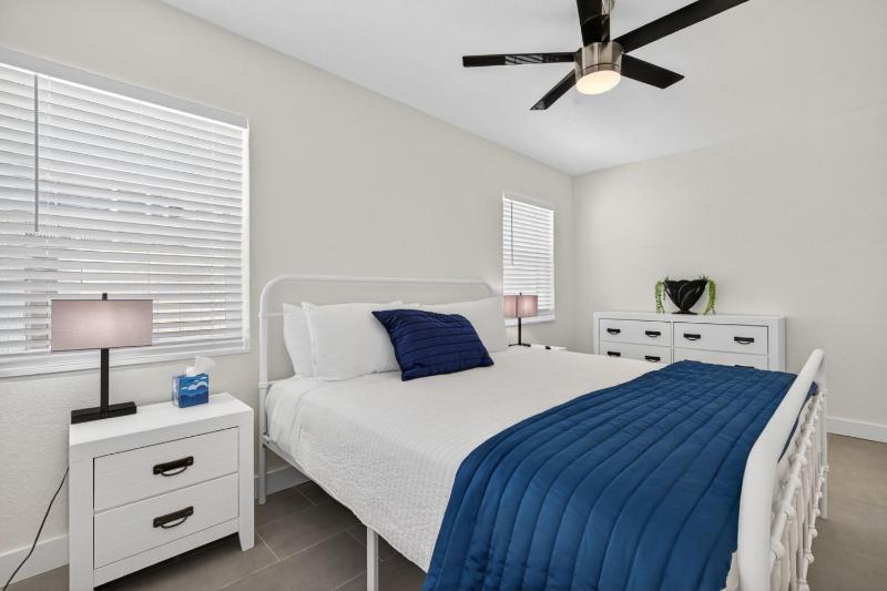 Park Shore Suites Unit 6 - image 50