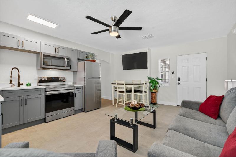 Park Shore Suites Unit 6 - image 9