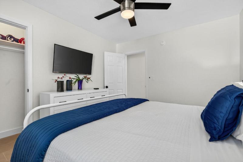 Park Shore Suites Unit 6 - image 33