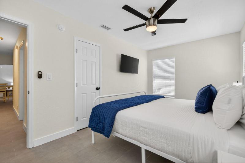 Park Shore Suites Unit 6 - image 37