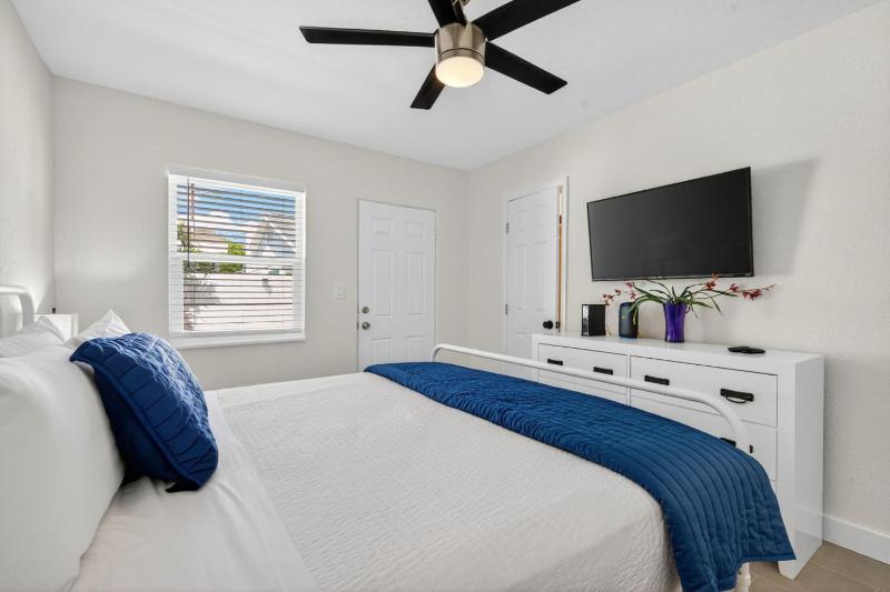 Park Shore Suites Unit 6 - image 12