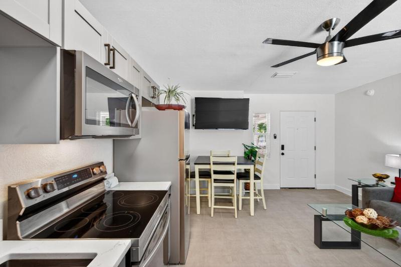 Park Shore Suites Unit 6 - image 15