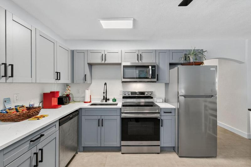Park Shore Suites Unit 6 - image 11