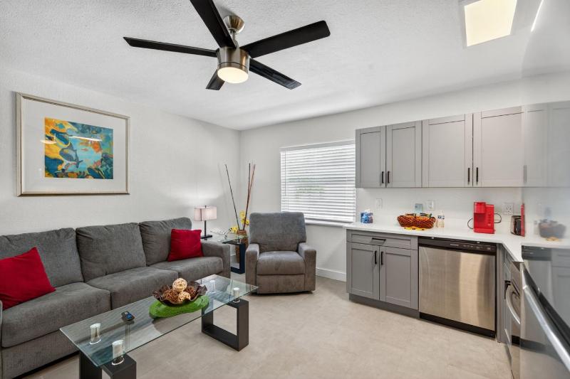Park Shore Suites Unit 6 - image 30