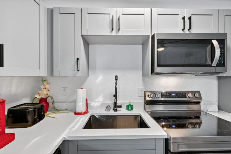 Park Shore Suites Unit 6 - image 47