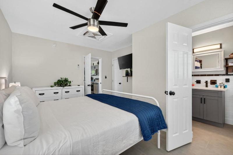 Park Shores Suites Unit 9 - image 33