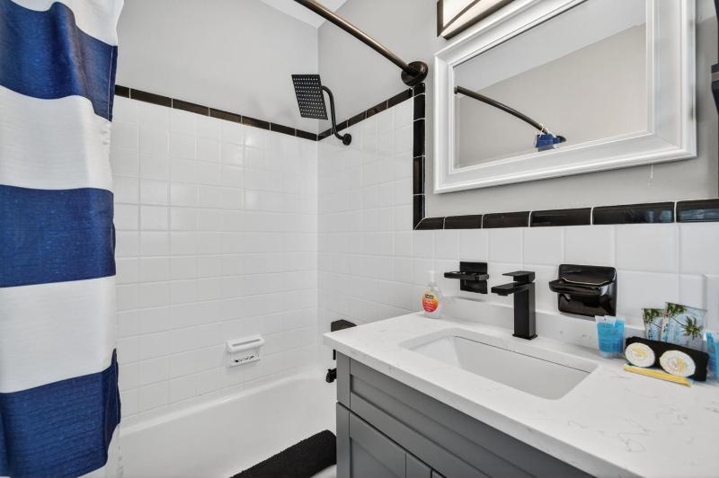 Park Shores Suites Unit 9 - image 3