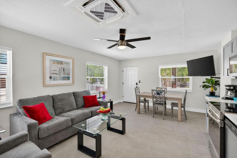 Park Shores Suites Unit 9 - image 10