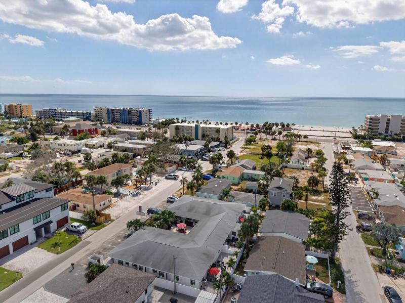 Park Shore Suites Unit 8 - image 15