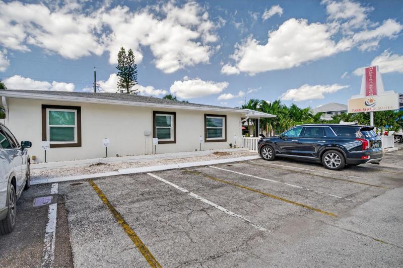 Park Shore Suites Unit 8 - image 43