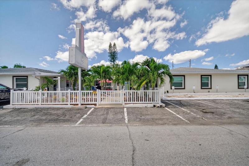 Park Shore Suites Unit 8 - image 26