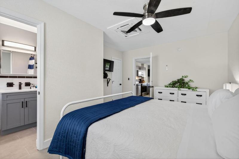 Park Shore Suites Unit 8 - image 18