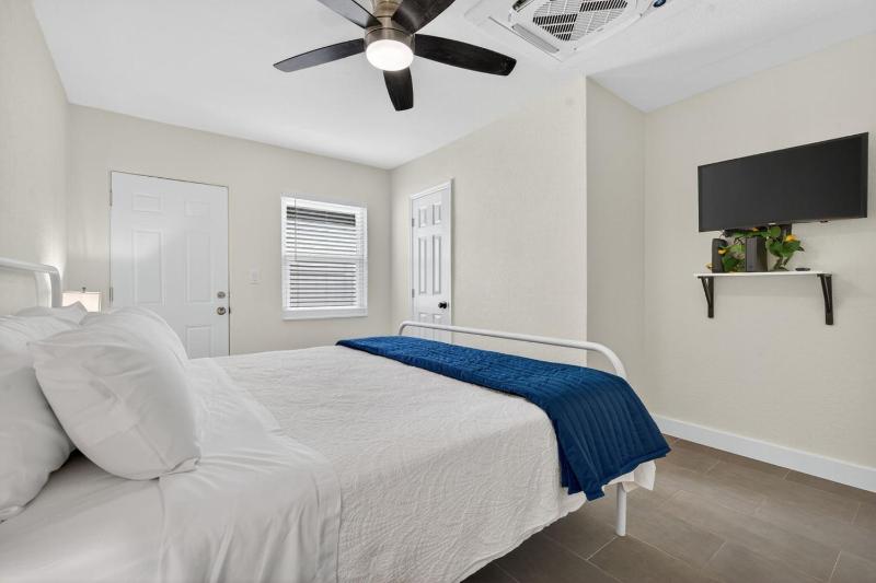 Park Shore Suites Unit 8 - image 24