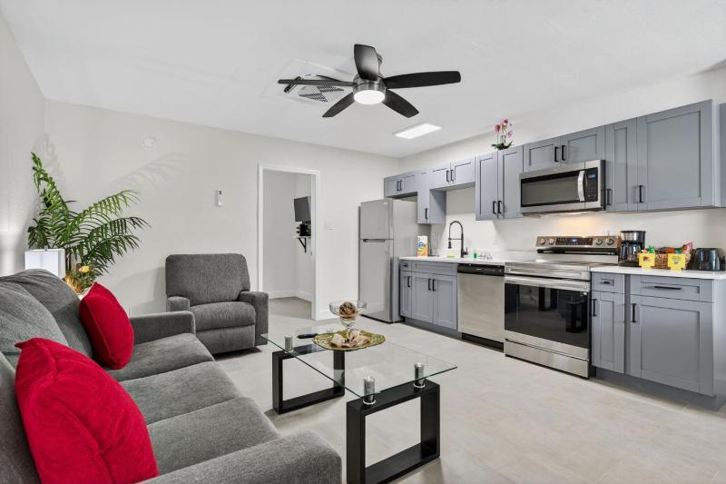 Park Shore Suites Unit 8 - image 11