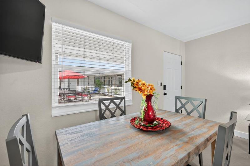 Park Shore Suites Unit 8 - image 37