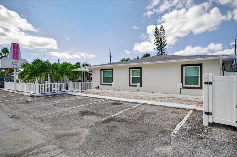 Park Shore Suites Unit 4 - image 44