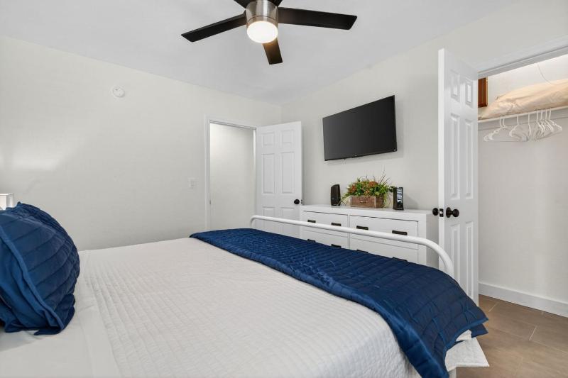 Park Shore Suites Unit 4 - image 20