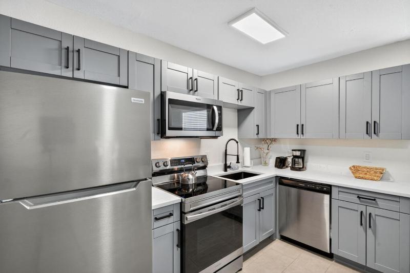 Park Shore Suites Unit 4 - image 28