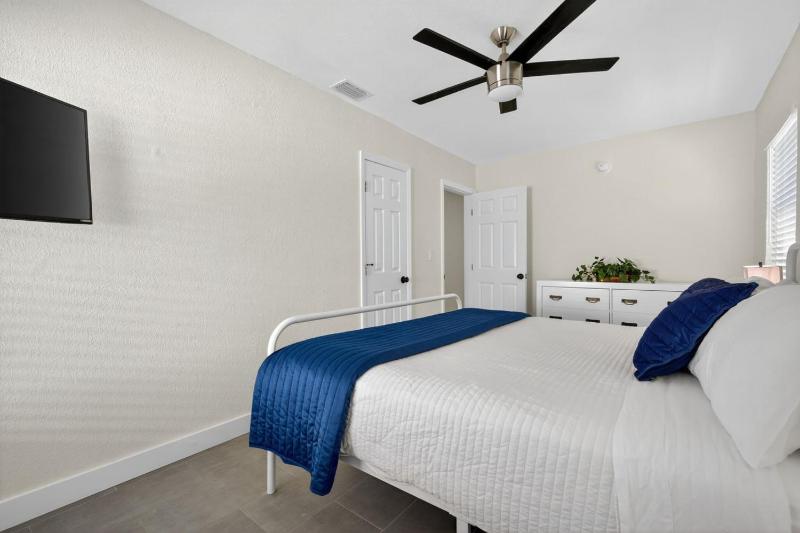 Park Shore Suites Unit 4 - image 2