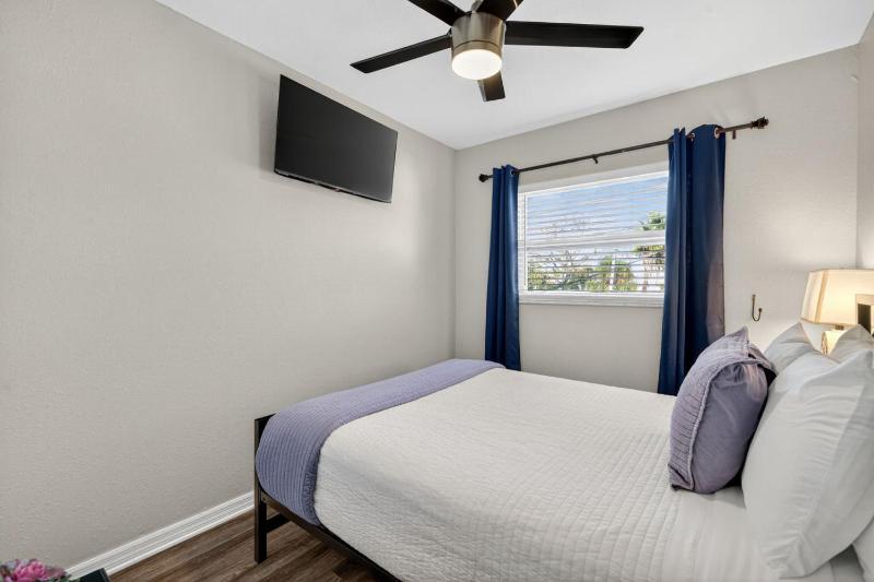 Sunset Beach Suites Unit 7 - image 11