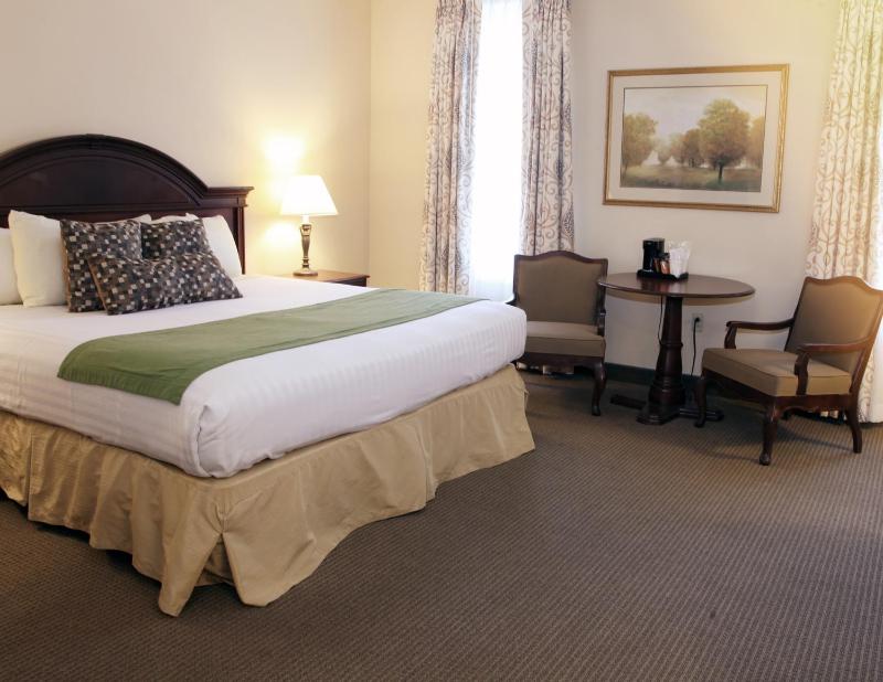 Club Queen Room image 2