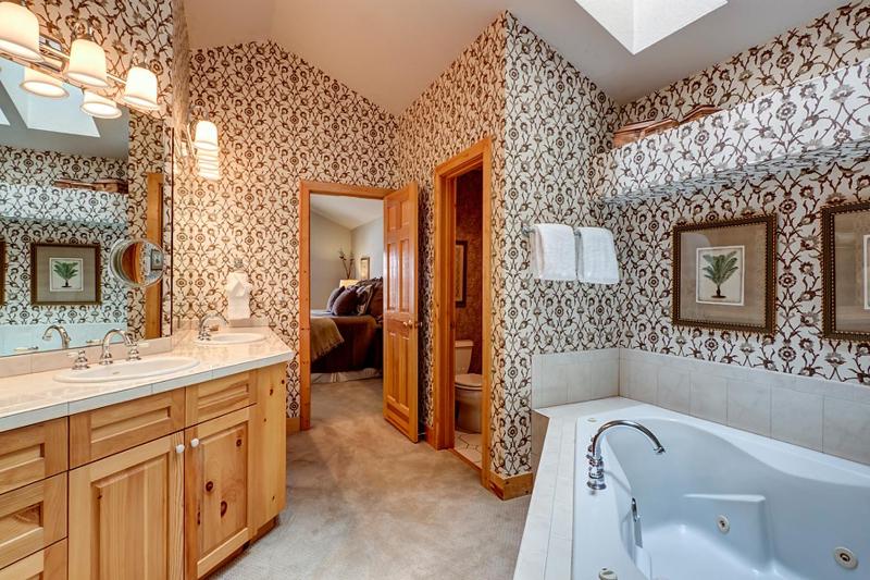 White Wolf Mountain Air Townhome: Elegant Retreat - image 11