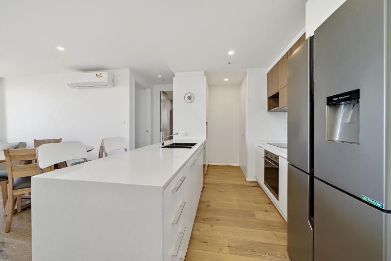 Modern 1-Bed Apartment With Parking Pool and Gym - image 5