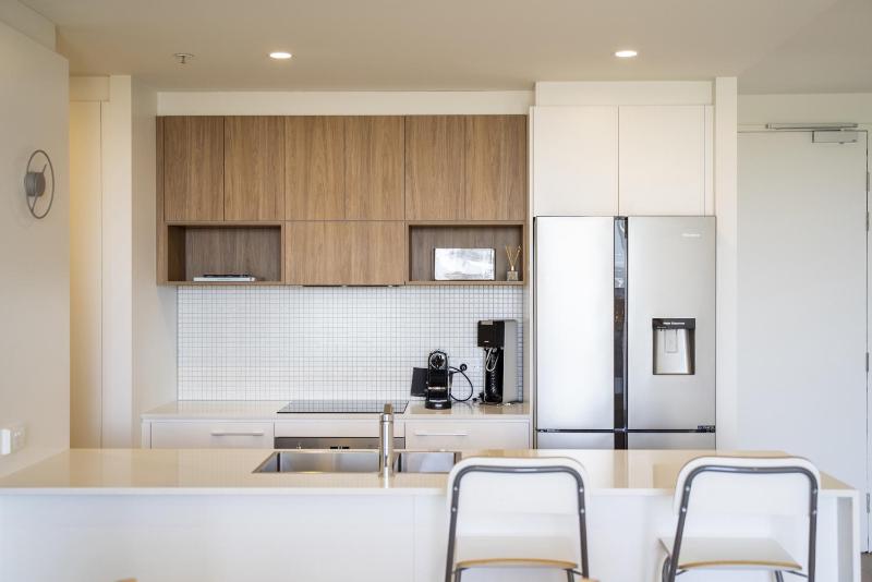 Modern 1-Bed Apartment With Parking Pool and Gym - image 13
