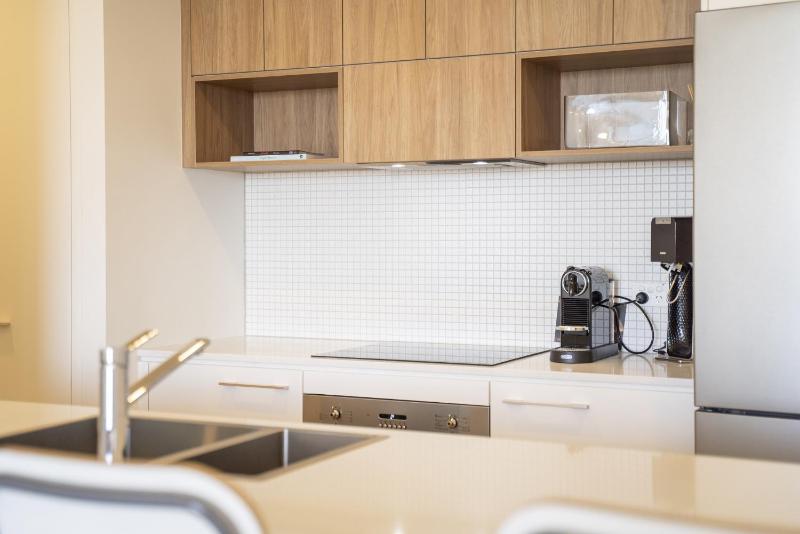 Modern 1-Bed Apartment With Parking Pool and Gym - image 11