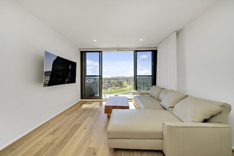 Modern 1-Bed Apartment With Parking Pool and Gym - image 12